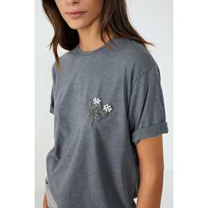 Camiseta con cuello redondo y adornos florales de piedra antracita - Product Image 2