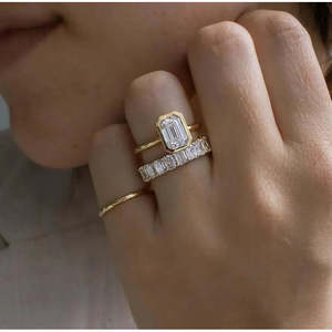 Bague de fiançailles pour femme en or jaune avec diamant de laboratoire taille émeraude de 2,00 carats, sertie clos, certifiée IGI, clarté VVS, style panier tendance - Product Image 3