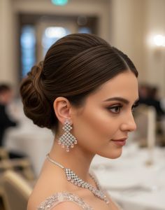 Conjunto de collar de piedras blancas de lujo con aretes colgantes, detalles de esmeralda real y piedras blancas brillantes - Product Image 2