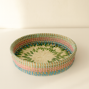 Plateau de service rond naturel en jonc de mer avec plateau décoratif tissé à la main en coquillage pour table à manger et accent à la maison - Product Image 1