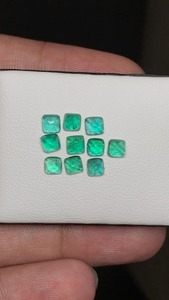 พลอยมรกตทรงก้อนน้ำตาลขนาด 4x4 มม. รูปทรงหมอนอิง ขัดเงา สีเขียวเข้มธรรมชาติ ได้รับการรับรองจากผู้เชี่ยวชาญภายนอก สำหรับทำเครื่องประดับ - Product Image 3