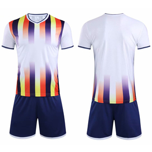 Vente en gros d'uniformes de football unisexes personnalisés par sublimation avec logo Ensemble d'uniformes de football 100% polyester de haute qualité pour l'entraînement - Product Image 2