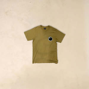 เสื้อยืด Stussy 8 Ball สีเบจ ทรงเข้ารูป พิมพ์ลายกราฟิก ผ้าเจอร์ซีย์เนื้อหนา ระบายอากาศได้ดี น้ำหนัก 180 กรัม และ 240 กรัม - Product Image 2