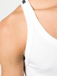 เสื้อกล้ามออกกำลังกายผู้ชายสีขาว ทรงเข้ารูป สำหรับฟิตเนส วิ่ง หรือเล่นกีฬา ผ้าริบ - Product Image 5