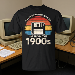 Sii paziente con me, sono del 1900, maglietta promozionale con stampa floppy disk. - Product Image 3