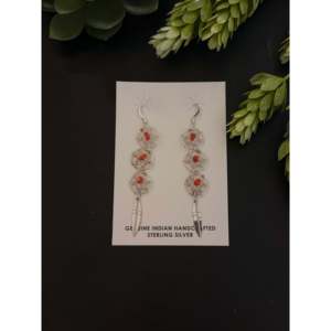 Boucles d'oreilles attrape-rêves artisanales Navajo en corail rouge et argent sterling, bijoux culturels de collection - Product Image 1