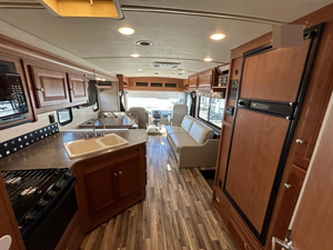 Camping-car WINNEBAGO VISTA 31BE modèle 2017 d'occasion en excellent état, haute performance, 36 pieds de long, charge utile de 2000 kg, couleur foncée, à vendre - Product Image 5