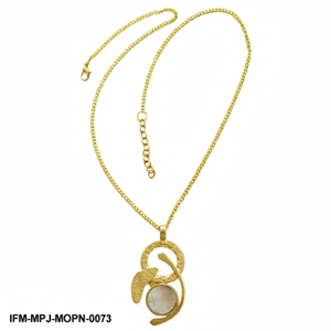 Collar con Colgante Geométrico Abstracto de Nácar Hecho a Mano, Joyería de Metal Martillado Chapado en Oro para Mujer - Product Image 3