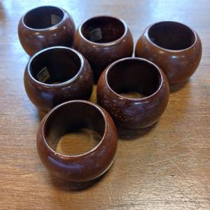 Porte-serviettes en bois traditionnel fait à la main pour les fêtes intérieures et extérieures Restauration Événements Décoration de table rustique Caractéristique stockée - Product Image 5