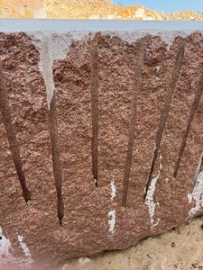 Bloques de Granito Rojo Modernos y Duraderos, Bloques Crudos sin Pulir de Rajasthan, BLUE CITY STONES Modelo RJ 21, Uso Industrial - Product Image 4