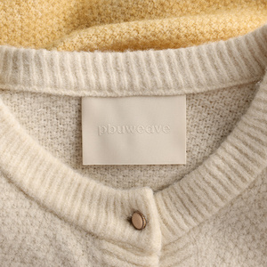 Étiquettes tissées personnalisées avec <span class=keywords><strong>logo</strong></span> de <span class=keywords><strong>marque</strong></span>, coupe droite blanche, étiquettes tissées personnalisées, étiquette de col à pliure - Product Image 6