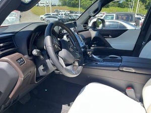 SUV de luxe LX 600 d'occasion 2023 à vendre - Product Image 2