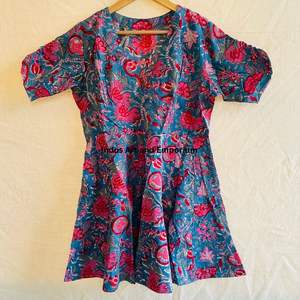 Hermoso Vestido Estampado Floral en Bloques de Algodón, Vestido para Uso Casual, Vestido Estampado a Mano - Product Image 1