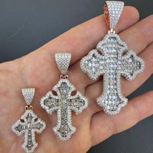 Pendentif Croix Gothique D'VINS JEWELS Plaqué Or 14K Diamant de Laboratoire Style Hip Hop Glacé Cadeau Unisexe - Product Image 2