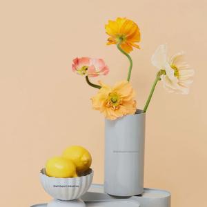 Florero cilíndrico de metal para el hogar, decoración de sala de estar, jarrón floral hecho a mano con acabado rosa - Product Image 6