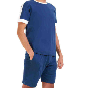 Ensemble de vêtements de sport d'été respirants pour hommes personnalisés par OEM-T-shirts et shorts en coton de différentes couleurs avec motif imprimé - Product Image 3