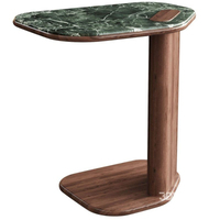 Table d'appoint moderne en forme de C avec plateau en marbre vert et base en bois de noyer, table d'appoint minimaliste pour le salon