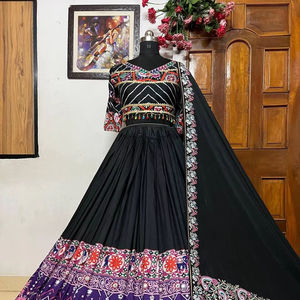 Nuevo diseñador Navratri especial muselina algodón impreso y espejo Real trabajo lienzo Patta Lehenga Choli con trabajo manual encaje Dupatta - Product Image 4