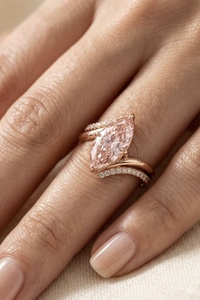 Bague de fiançailles classique en or rose 18 carats, 2,00 carats, couleur rose fantaisie F, taille marquise avec pierres latérales, cultivée en laboratoire, certifiée IGI - Product Image 2