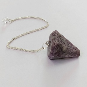 Pendule en cristal de lépidolite à facettes de guérison et de radiesthésie Artisanat en pierre semi-précieuse à vendre - Product Image 1