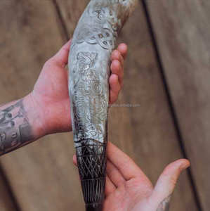 Cuerno de beber pulido estilo artesanal hecho a mano para entusiastas de la cerveza y el hidromiel Producto de artesanía natural - Product Image 1