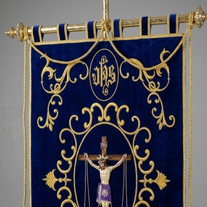 Estandarte Litúrgico para Procesiones de Iglesia, Terciopelo Azul con Diseño de Cruz Bordada y Borlas, Estilo Clásico - Product Image 3
