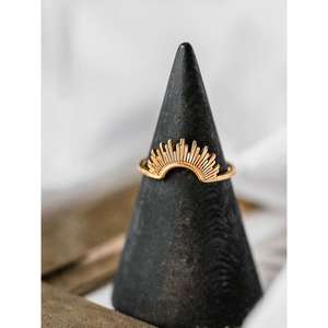 Anello Sigillo Celestial Gold Sunburst con Intarsio Inossidabile, Anello Impilabile di Tendenza con Design Sole e Stella, Regalo per Lei - Product Image 1