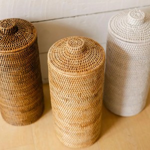 Portarrollos de papel higiénico rústico de ratán tejido con tapa, cesta de almacenamiento de rollos de papel ecológica para organizador de baño, hecho en Vietnam - Product Image 6