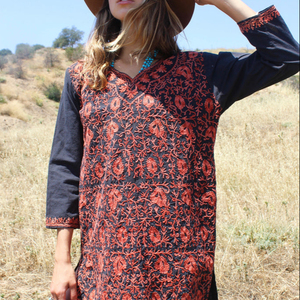 Tunique écologique en coton 100% avec broderie florale classique du haut au bas, style indien vintage, silhouette trapèze, manches 3/4 - Product Image 1