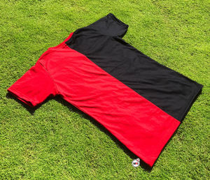 T-shirt d'été respirant et écologique en jersey de coton à manches courtes et col en V rouge et noir bicolore de haute qualité pour femmes - Product Image 6