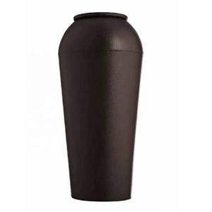 Vase en aluminium noir exquis avec poignée Accent décoratif élégant fait à la main pour salon chambre et table de bureau - Product Image 5