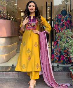 Allure sans effort: robes longues pour femmes-Explorez l'élégance sans effort dans les moindres détails, parfaites pour diverses occasions et - Product Image 1