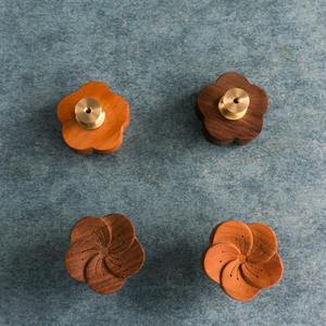 Perilla de diseño de flores de madera artesanal para armarios, cajones y armarios, perfecta para decoración rústica del hogar y estilo de muebles - Product Image 1