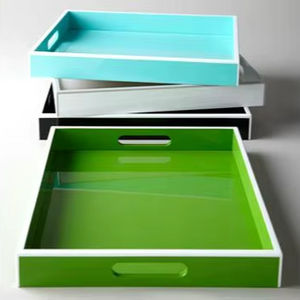 Plateau de service rectangulaire en bois laqué brillant moderne avec bord blanc et poignées pour la décoration de table basse - Product Image 1