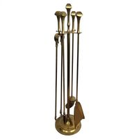 Outils décoratifs en laiton avec support assorti et longues poignées, idéaux pour les foyers confortables ou les cheminées de salon formelles