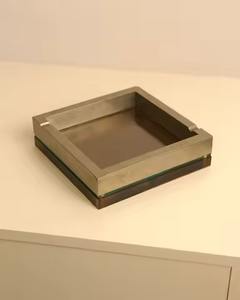 Cenicero Moderno de Resina y Metal, Accesorio para Fumar Hecho a Mano para Cigarros y Cigarrillos - Product Image 1