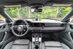 Porsche 911 Carrera 4S Coupé 2021, Bajo Kilometraje, Listo para Entrega, Caja de Cambios Automática, Volante a la Izquierda, Cuero Oscuro, R18 Van - Product Image 4