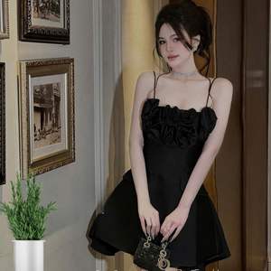 Robe courte sophistiquée avec accents floraux et coupe trapèze-parfaite pour mettre en valeur votre élégance féminine - Product Image 1