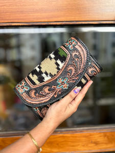 กระเป๋าถือหนังสไตล์ดั้งเดิม Aztec Tooled สำหรับผู้หญิงกระเป๋าสะพายไหล่สีสันสดใสและคลัทช์ข้อมือชุดคอมโบที่ไม่เหมือนใคร - Product Image 2