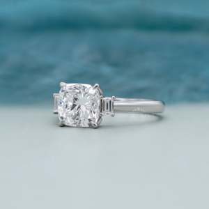 Anillo de Compromiso con Diamante de Corte Cojín de Tres Piedras Certificado por IGI con Engaste de 4 Puntas - Product Image 3