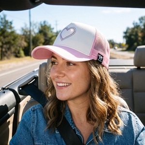 Casquette Trucker Personnalisée pour Femme, Strass Cœur, Tissu Sergé Avant, Dos en Maille, Visière Courbée, Style Y2K, Vente en Gros OEM - Product Image 5