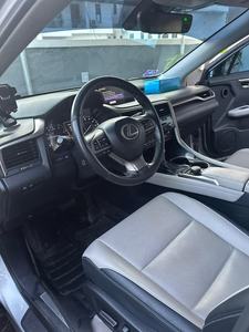 Découvrez notre RX 350 d'occasion 2017 à prix avantageux, couleur argent atomique, moteur 3.5 V6, avec des offres de livraison gratuite. - Product Image 3