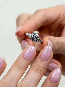 خاتم عصري من الفضة الإسترلينية عيار 925 مع حجر موسانيت VVS للنساء، خاتم وعد وخطوبة وزفاف - Product Image 3