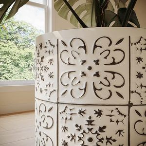 La mejor venta de macetas de metal con diseño floral en relieve para el hogar, boda, restaurante, decoración de jardín a precio asequible - Product Image 3