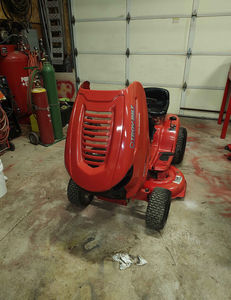 Tracteur à roues à transmission automatique à engrenages latéraux Snapper SPX110 15 HP, moteur bicylindre en V, composants principaux du système de transmission - Product Image 6