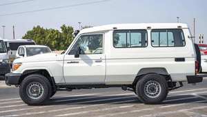 TOYOTA LAND-CRUISERs 78 HardTop SUV 8 Diésel Manual USADO Y CONFIABLE - Product Image 5