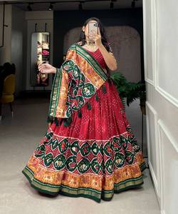 Ensemble Lehenga Choli vert classique, évoquant la fraîcheur de la nature et l'élégance intemporelle de la tenue traditionnelle - Product Image 2