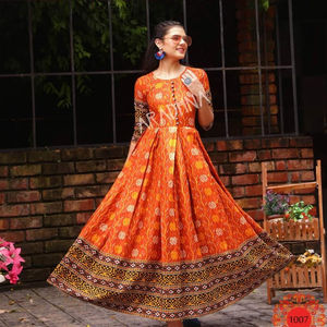 Dernière robe longue Anarkali de créateur avec broderie pour femmes - Product Image 1