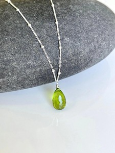 Collier pendentif goutte d'eau vert citron péridot d'été, chaîne satellite en argent sterling 925, pierre de naissance d'août, éclat authentique - Product Image 1