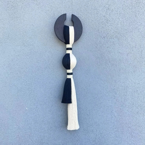 Suspension murale en macramé unique noir et blanc pour entrée, couloir, décoration intérieure et pièce murale distinctive, fabriquée à la main en Inde - Product Image 1